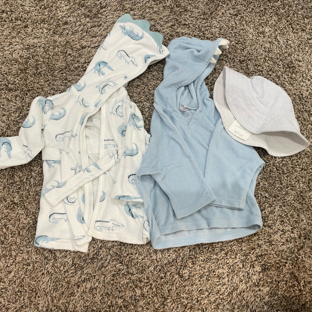 Baby bathrobes & hat